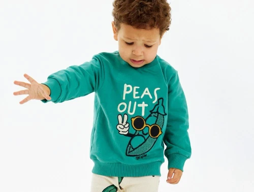 Dreng med grøn sweatshirt med broderi af cool ærtebælg på brystet fra THE NEW Siblings Nikolos bottle green